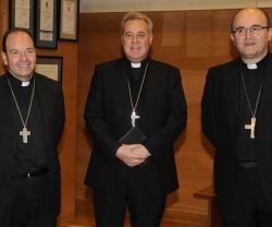 De izquierda a derecha, el obispo de Vitoria, el de Bilbao y el de San Sebastián