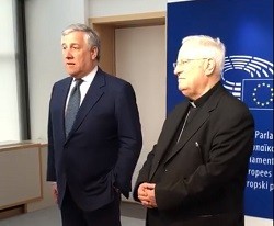El presidente del Parlamento Europeo, Antonio Tajani, junto al cardenal Bassetti