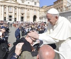 El Papa bendice a un asistente a la catequesis de los miércoles