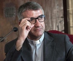 El obispo Vadell, auxiliar de Barcelona, se va de tapas con jóvenes para responder a sus dudas