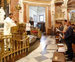 Cañizares acoge la primera misa en árabe celebrada en la Basílica de la Virgen de los Desamparados