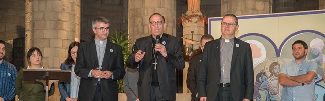 El cardenal Omella, flanqueado por los obispos auxiliares, en la presentación del plan en Santa María del Mar