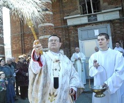 El arzobispo Pezzi bendice la parroquia restituida en Kjiasán, a 200 km de Moscú