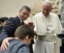El Papa saluda a la asociación que ayuda a los enfermos de enfermedades ultraminoritarias