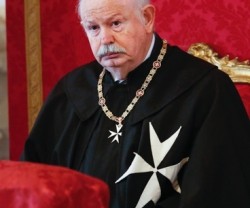 Giacomo dalla Torre se pone, de por vida, al frente de la Orden de Malta, un organismo caritativo y diplomático peculiar