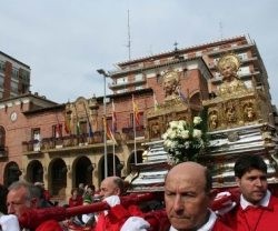 Procesión de San Emeterio y San Celedonio ante el ayuntamiento de Calahorra