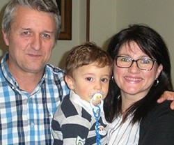 Montserrat Moreno con su marido e hijo... cuenta su testimonio en Asalto al Cielo