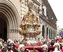 Ni rastro de San Fermín en los carteles que anuncian sus fiestas: la imagen del santo «borrado»