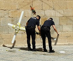 El alcalde de Callosa de Segura retira ilegalmente una cruz de flores instalada por los vecinos