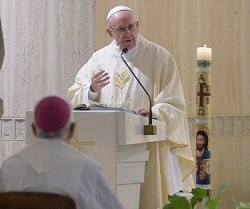 El Papa volvió a advertir durante la misa en los peligros de escuchar al demonio
