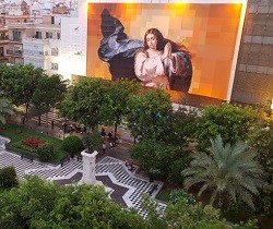 Esta reproducción gigante de la Inmaculada, "La Colosal", de Murillo está en la Plaza del Duque de la Victoria en Sevilla