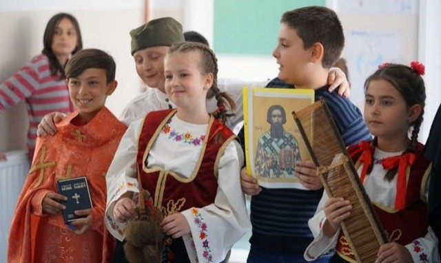 Los cristianos serbios resisten a pesar de las agresiones: en la imagen, inauguración de una escuela en Zubin Potok, en abril de 2017. Foto: Solidarité-Kosovo.