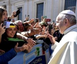 El Papa Francisco saluda a peregrinos que acuden a su catequesis del miércoles
