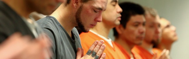 12 peligrosos presos arrodillados junto al sacerdote: la oración que produjo la curación de un joven