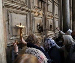 Peregrinos en la Puerta del Santo Sepulcro... los obispos piden orar por la paz al Espíritu