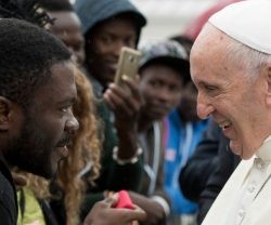 El Papa con un refugiado africano - pide a los embajadores ayudar en la crisis humanitaria