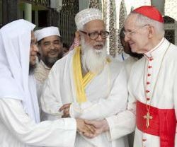El cardenal Tauran, responsable vaticano de Diálogo Interreligioso, en la mezquita de Dacca, en Bangla Desh