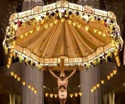 El baldaquino de la Sagrada Familia simboliza el Espíritu Santo