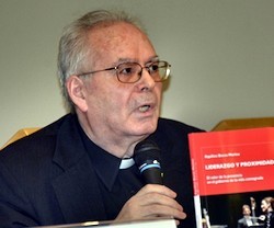 El padre Aquilino Bocos, durante la presentación en 2016 de su libro Liderazgo y proximidad.