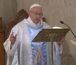 El Papa celebra que la Iglesia es «femenina y madre», una actitud que proviene de la Virgen María