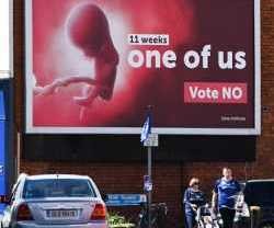 El ser humano en su fase prenatal es también uno de nosotros, como dice el cartel irlandés