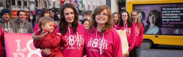 Mary Kenny -a la derecha- está contenta de que la ley irlandesa dificultara su aborto... y que su hija viva