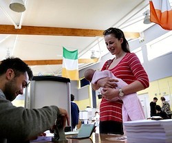 De confirmarse la victoria del sí, el aborto será libre en Irlanda hasta las 12 semanas. Foto: Reuters.