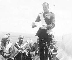 El Rey Alfonso XIII lee la consagración de España al Sagrado Corazón de Jesús