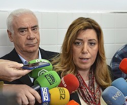 Detrás de Susana Díaz, presidenta de la Junta de Andalucía, el responsable de la orden, Luciano Alonso, entonces consejero de Educación.