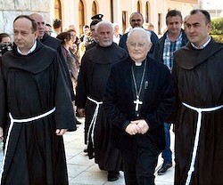 Monseñor Hoser, acompañado por los franciscanos de Medjugorje durante una visita al lugar.