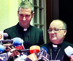 A la izquierda, monseñor Jordi Bertomeu; a la derecha, monseñor Charles Scicluna.