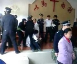 Policías detienen a cristianos evangélicos en Jinhua en 2015 que se oponían a la demolición de su iglesia