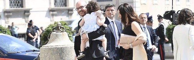 Lorenzo Fontana, con su mujer e hija, camino de tomar posesión de su cargo.