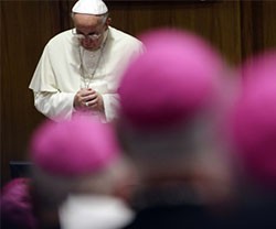El Papa Francisco pide a los obispos italianos no admitir aspirantes al sacerdocio con tendencia gay