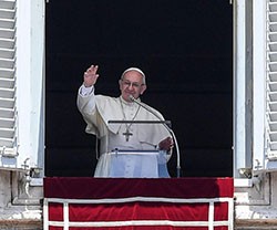 El Papa invita en el Angelus a participar en la procesión de Corpus Christi: él estará hoy en Ostia