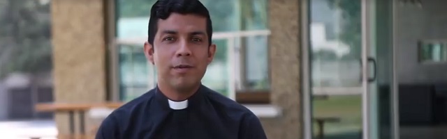 Gabriel se ordenará antes que el resto de sus compañeros y acudirá a su ordenación ya como sacerdote