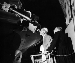 El Papa Pablo VI mira a la luna... el Observatorio Astronómico Vaticano es un punto de encuentro ciencia-fe