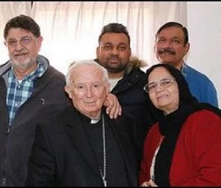 El cardenal Cañizares, con una familia de refugiados