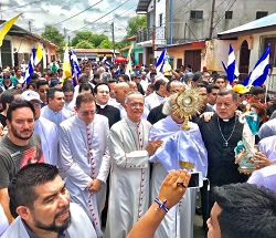El cardenal Brenes, y el nuncio en Nicaragua, encabezaron esta marcha, junto con el Santísimo