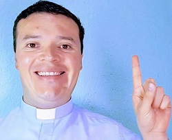 El padre Sergio, primer sacerdote al que Youtube da el «Botón de plata»: tiene 200.000 suscriptores