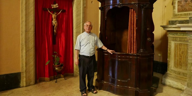 Encontró 36.000 euros en el confesionario de la iglesia: este párroco romano cuenta qué paso después