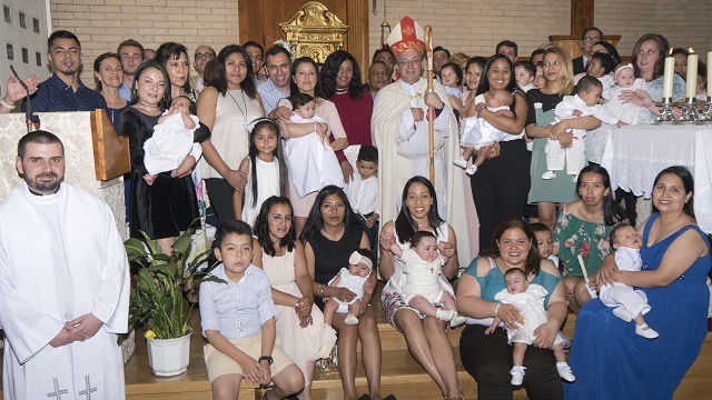 El obispo de Getafe quiso bautizar a estos 17 bebés rescatados