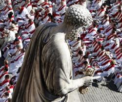 La imagen de San Pedro sobre los numerosos sacerdotes que han acudido con los nuevos cardenales a Roma