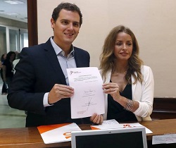 Albert Rivera y Patricia Reyes presentando el proyecto de ley para legalizar los vientres de alquiler en España