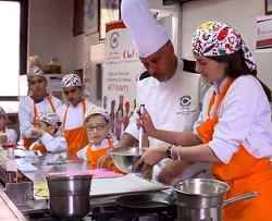 Curso de cocina para niños en el Notre Dame de Jerusalén: cristianos y musulmanes, juntos y felices