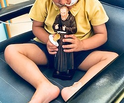 Javier, 3 años, espera un corazón abrazado a su «amigo», el Padre Pío: siguen difundiéndose capillas