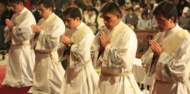 ¿Por qué los sacerdotes católicos no se casan???