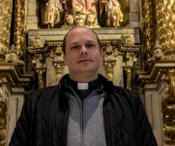 Juan de Cáceres es un cura novato que pastorea 4 parroquias en Cantabria y sabe lo que es estar lejos de la iglesia