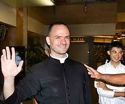 El sacerdote Davide Pagliarani sucede al obispo Fellay como superior de la Fraternidad San Pío X