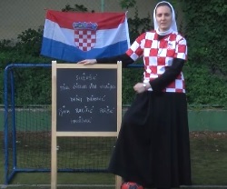 Si Croacia tiene un arma secreta para el Mundial, quizá es esta monja analista y futbolera